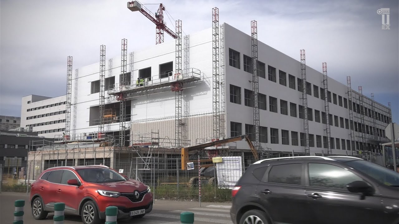 Visita al nuevo edificio de Medicina e instalaciones fotovoltaicas del campus de Badajoz